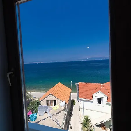 Taverna & *