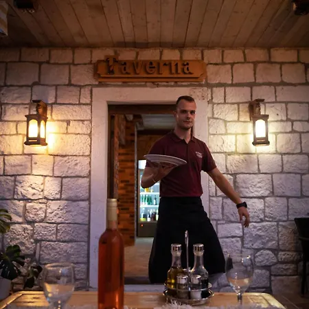 Taverna & Apartment Sutivan