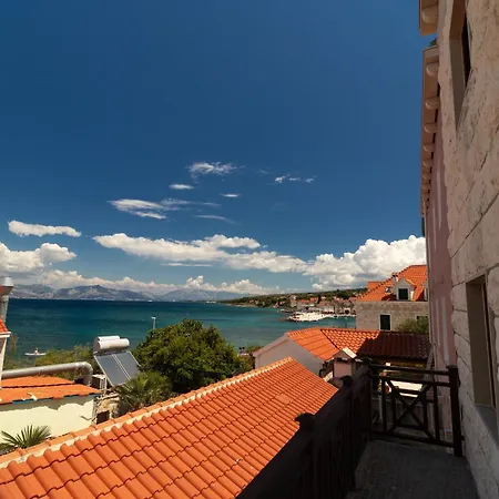 Taverna & *