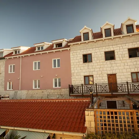 Apartment Taverna & *