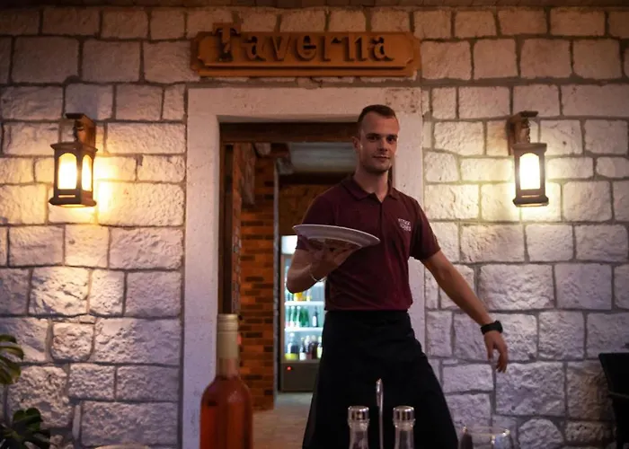 Taverna & 公寓 苏提万