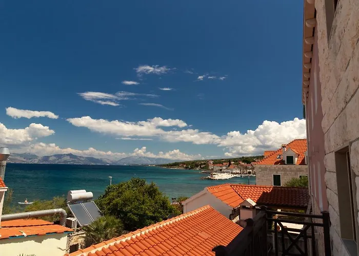 Taverna & *