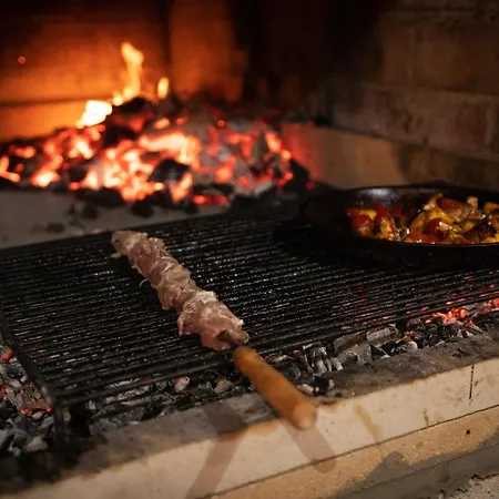 Taverna & *